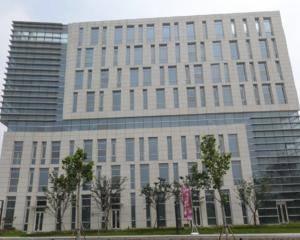 右侧电梯口旁边