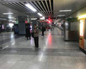 彩蛋派体验店-国贸地铁站C出口方向通道