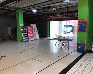 收银附近，摇摇车旁边