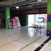 收银附近，摇摇车旁边