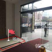 一层侧门电梯出入口旁