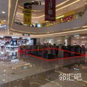 G层百货与商场通道口Zara店铺前