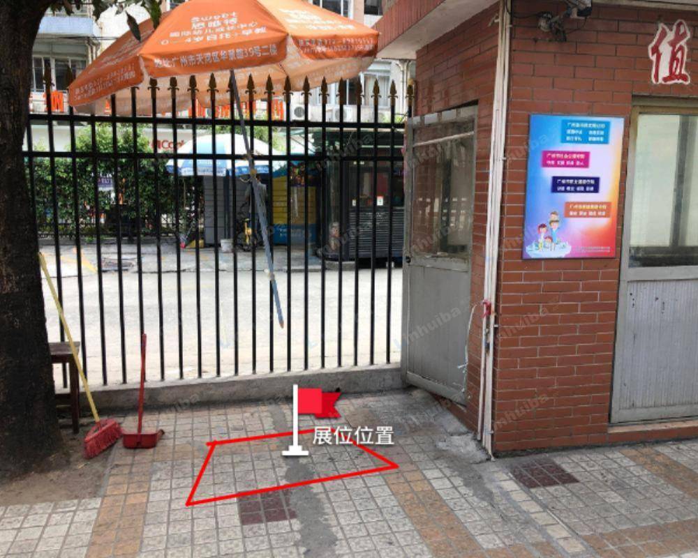 广州泽晖苑 - 正门蜜蜂箱前