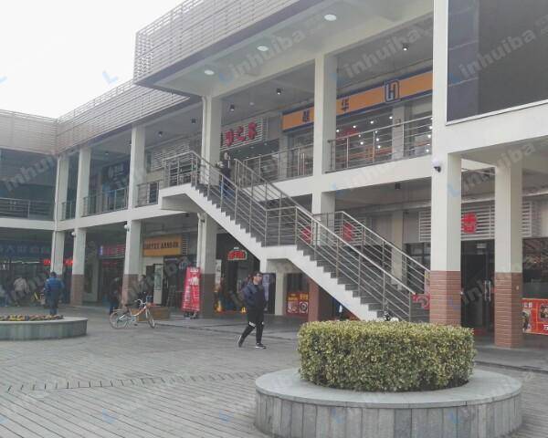 上海海事大学临港校区 - 食堂门口广场
