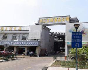 大门进去右手边.服务台旁