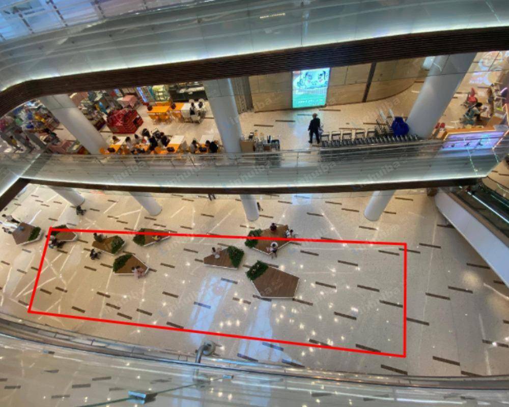 上海丁香国际商业中心 - B2层银泰西选超市门口过道