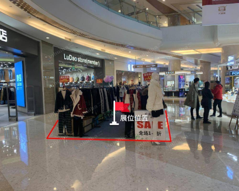 重庆财信广场 - 1楼鹿岛店铺旁