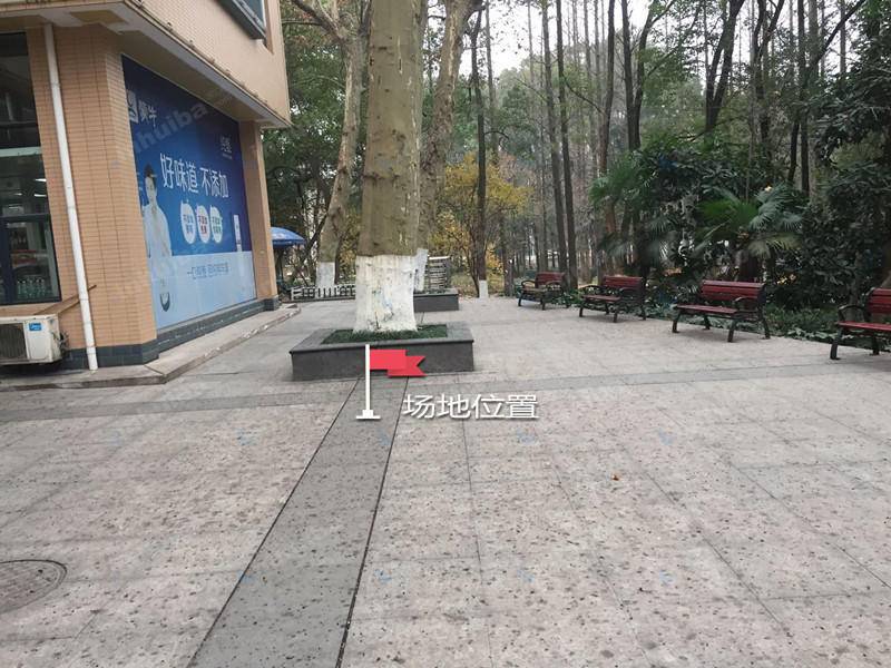 华中农业大学 - 食堂门口