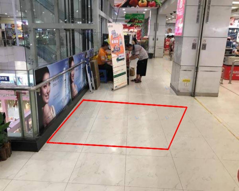 深圳天虹商场沙井店 - 二楼超市出口外空地