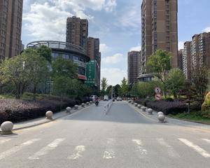 东门进来广场上