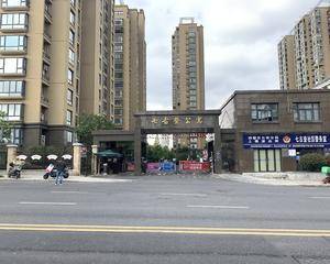 东门进来停车位上