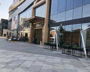 一层优衣库店铺前过道