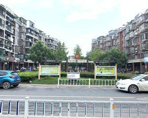 西门门口广场上