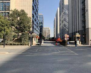 两幢楼之间雕塑旁