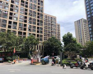 西门出入口架空层下