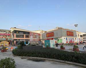 广州优托邦购物中心长兴店 - 内广场扶梯两侧空地
