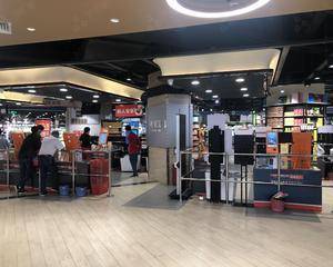 B1层苏宁易购店铺前面