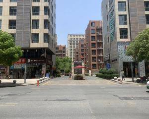 麦当劳门口附近