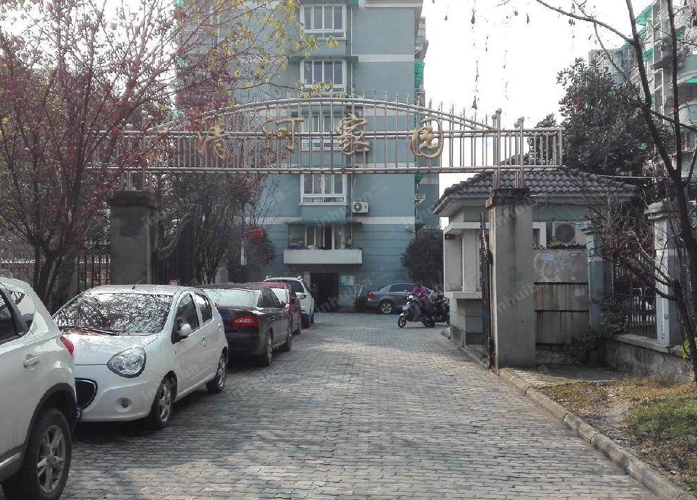 上海海事大学临港校区 - 正门保安室旁边，或者亭子旁边