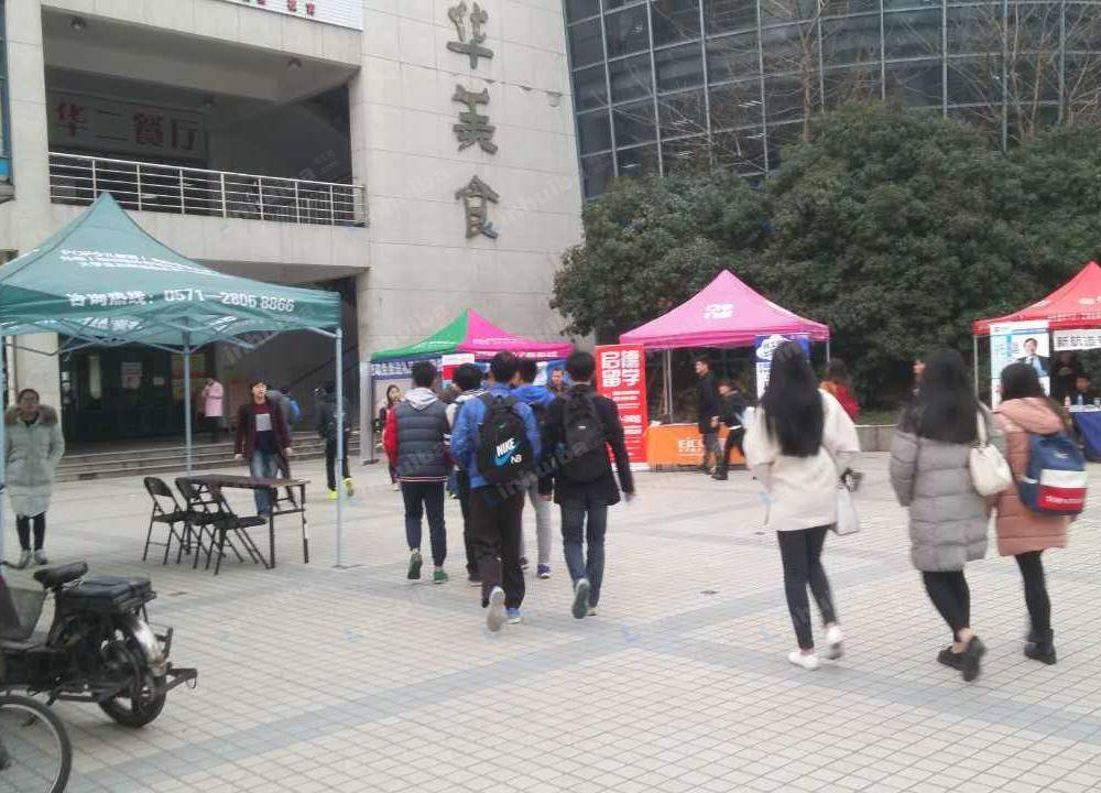 杭州浙江财经大学下沙校区 - 超市门口