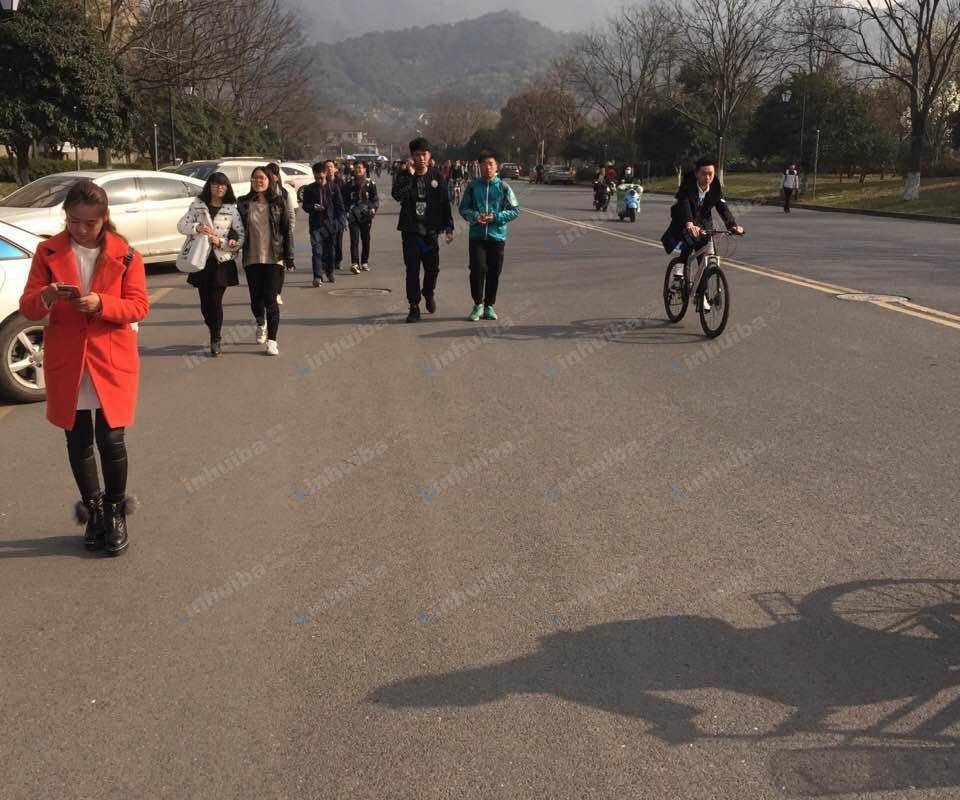 杭州浙江工业大学屏峰校区 - 体育馆门口