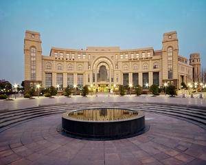 邯郸路校门右转广场（实训楼前）