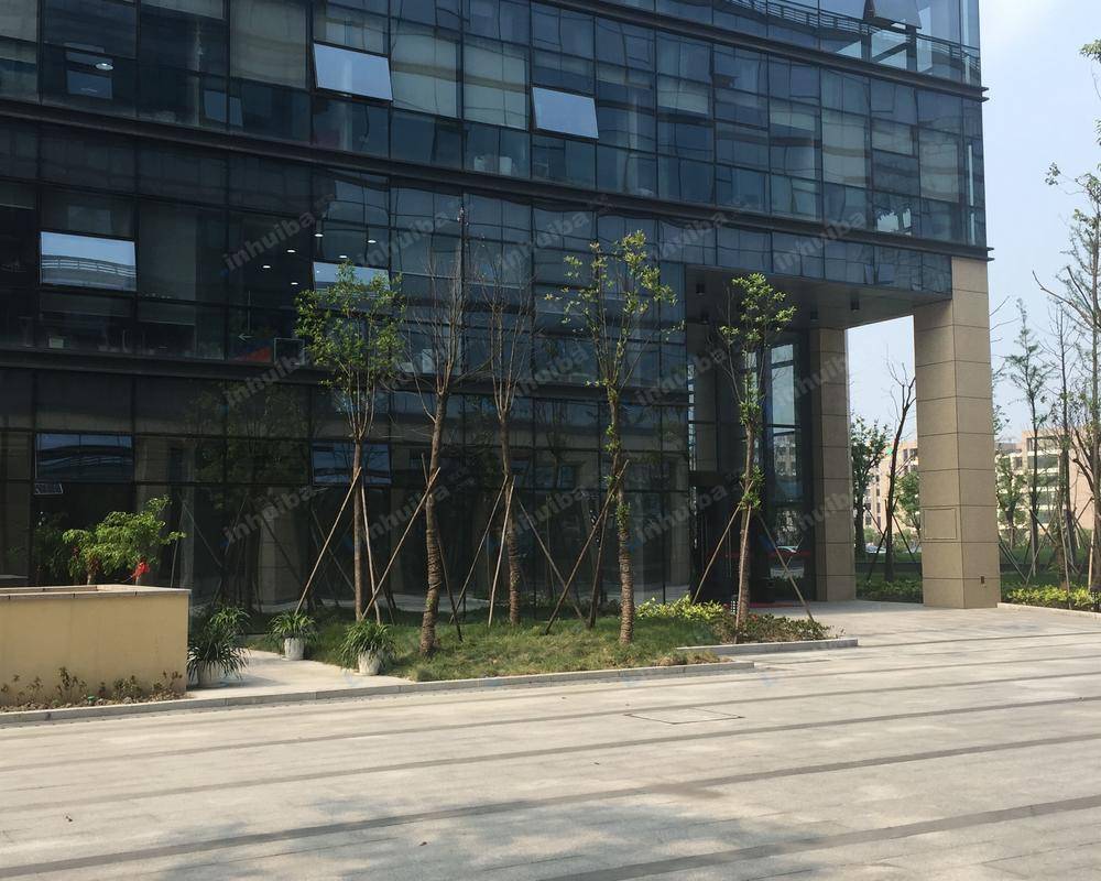 上海海事大学临港校区 - 餐厅入口处、楼宇之间