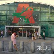 超市门口处闲置区域