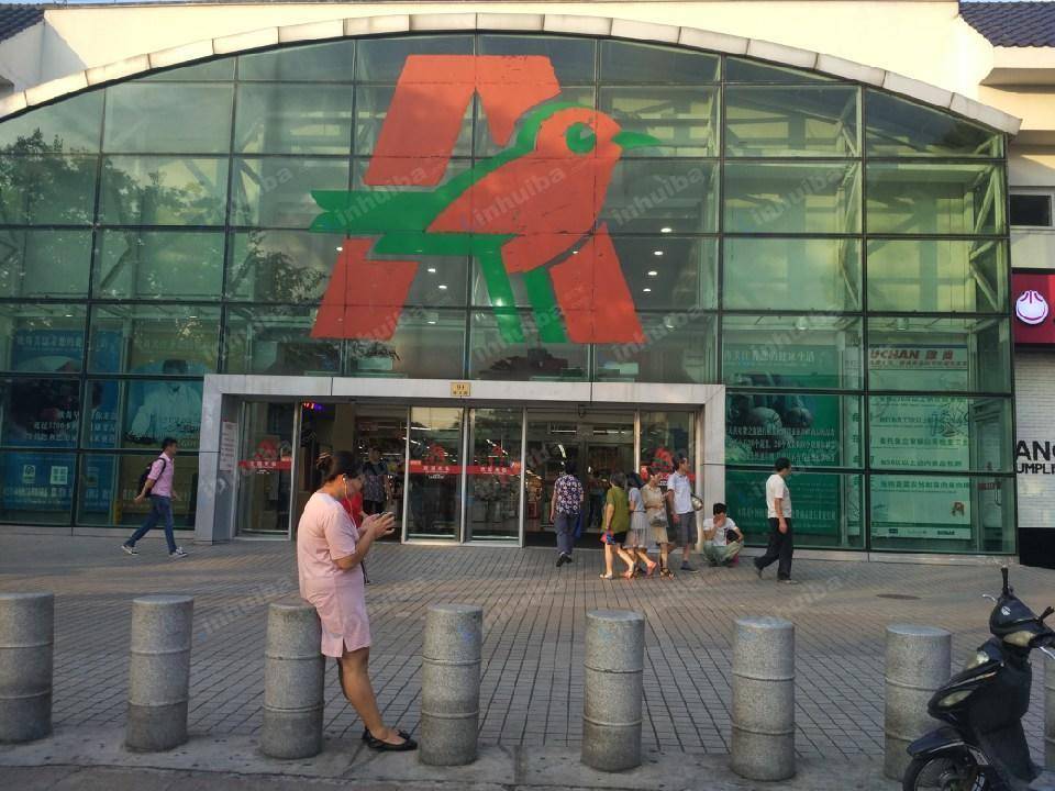 上海欧尚超市嘉定店 - 超市门口处闲置区域
