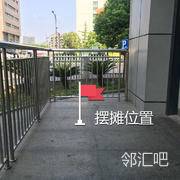 侧门楼梯上栅栏拐弯处