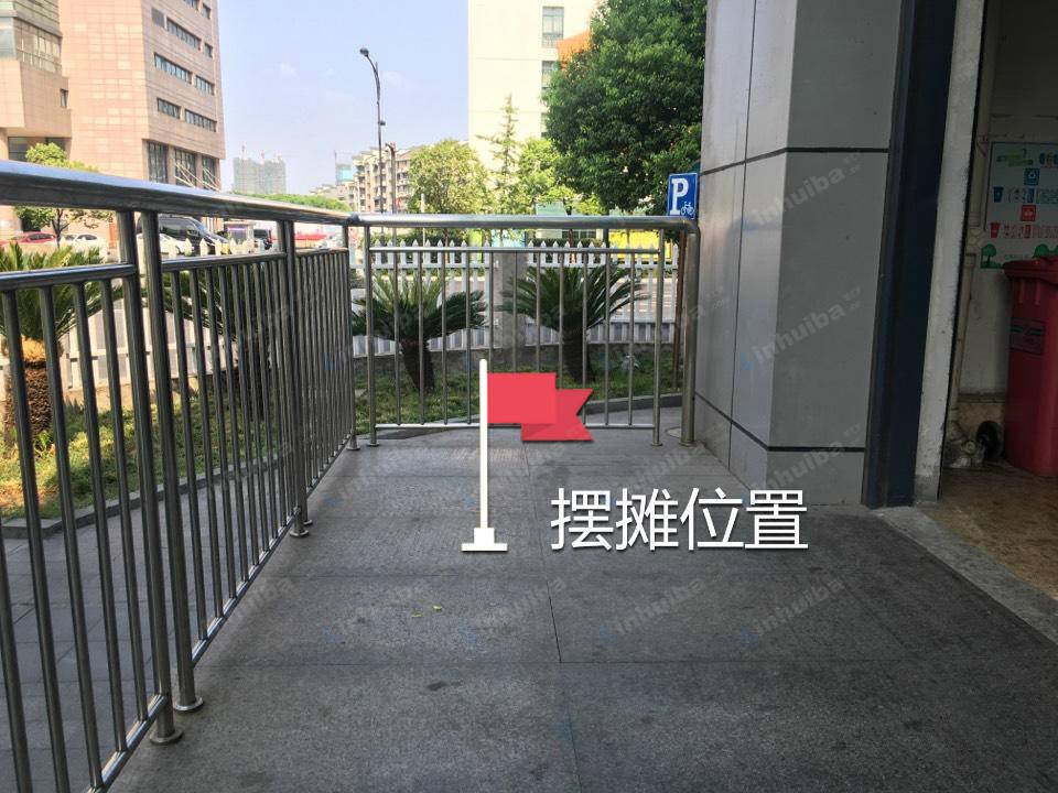 杭州钱江苑农贸市场 - 侧门楼梯上栅栏拐弯处
