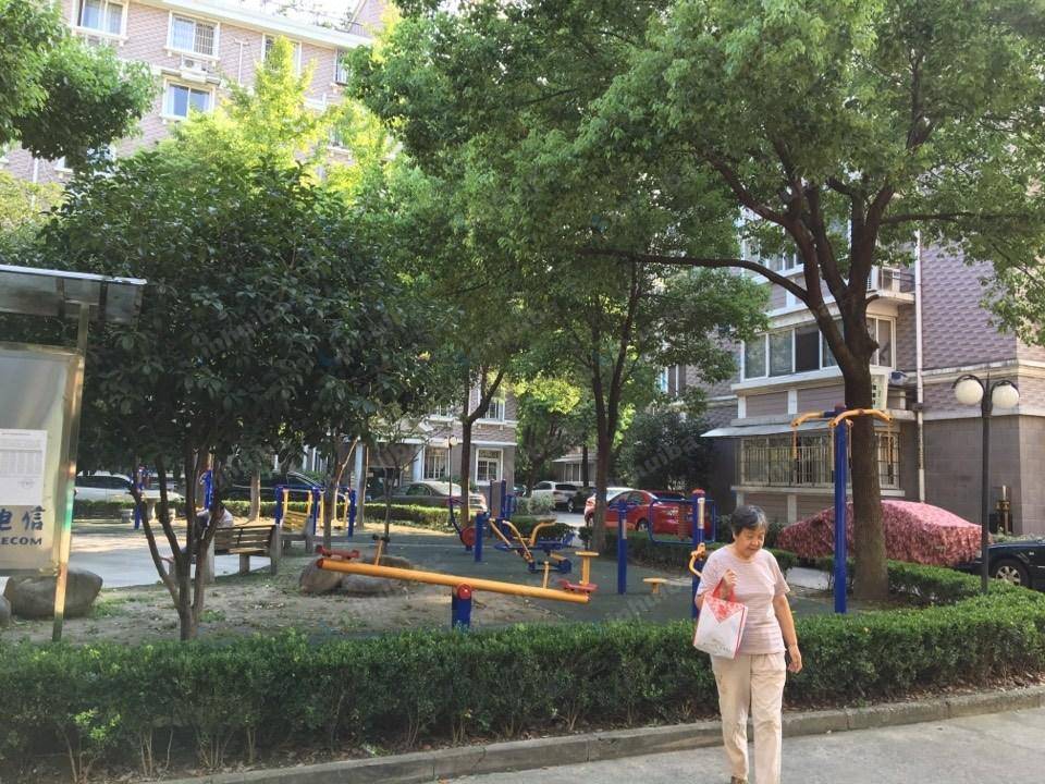 静安花苑 - 小区中央花园空地