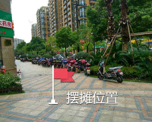 杭州万家星城 - 门口商铺大药房前面