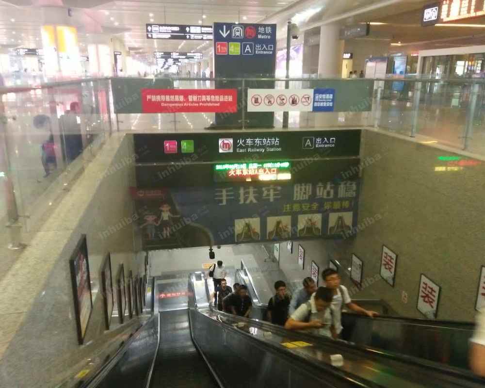 杭州地铁-火车东站 - 文化墙一侧通道垂直电梯旁