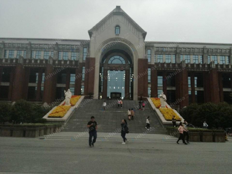 华东政法大学松江校区 - 体育馆门口