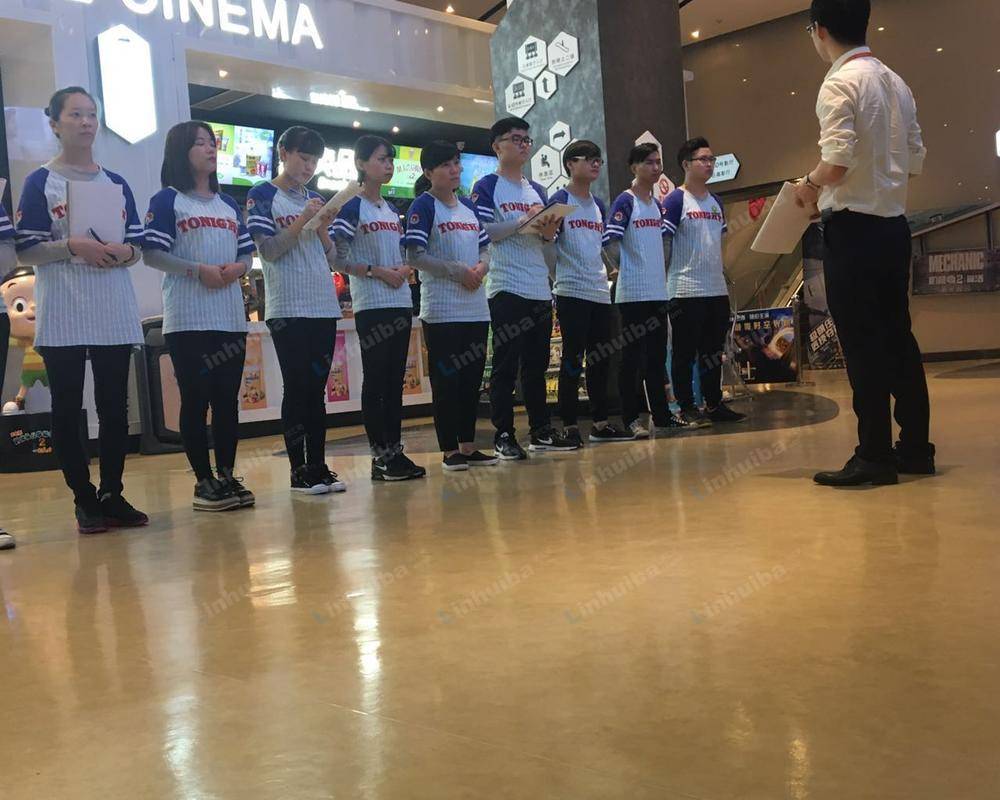 德纳国际影城 - 候影厅服务台左手边空地，服务台正前方通道左手边靠墙位置，白色座位区旁空地