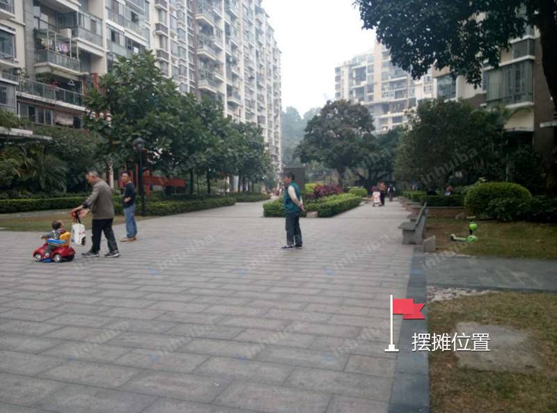 深圳中粮澜山 - 小区正大门花园的中央空地上