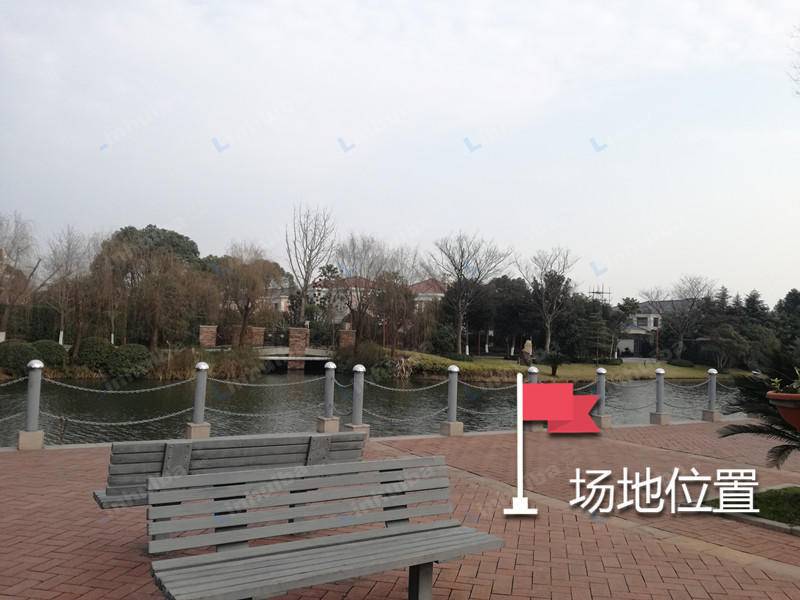 上海翡翠湖岸 - 会所前空地和快递箱旁