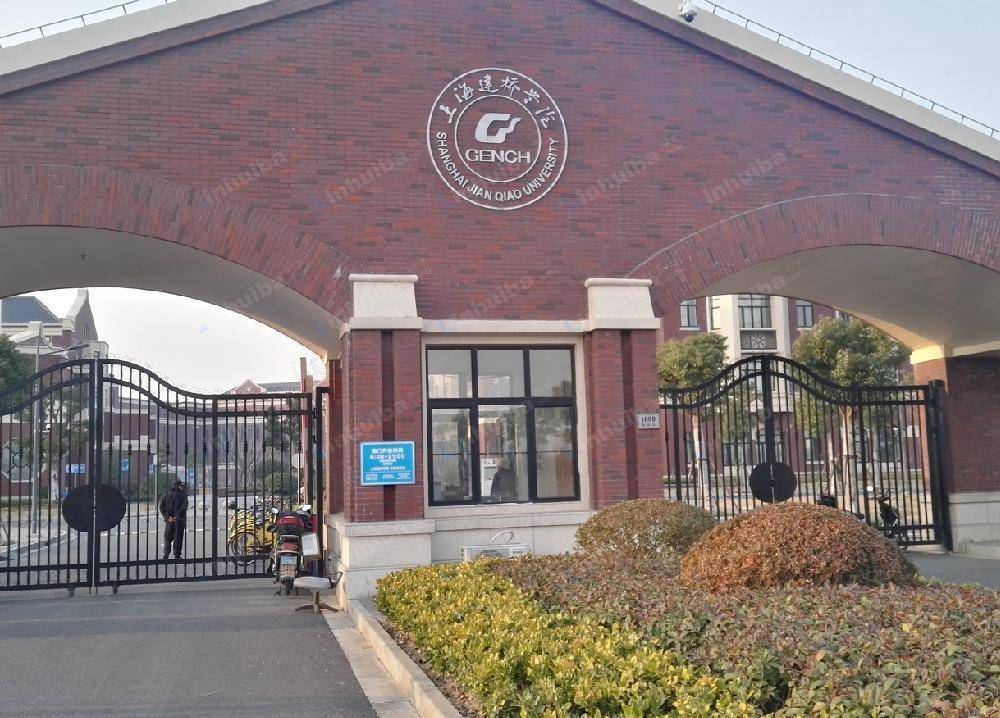 上海建桥学院临港校区 - 食堂门口广场