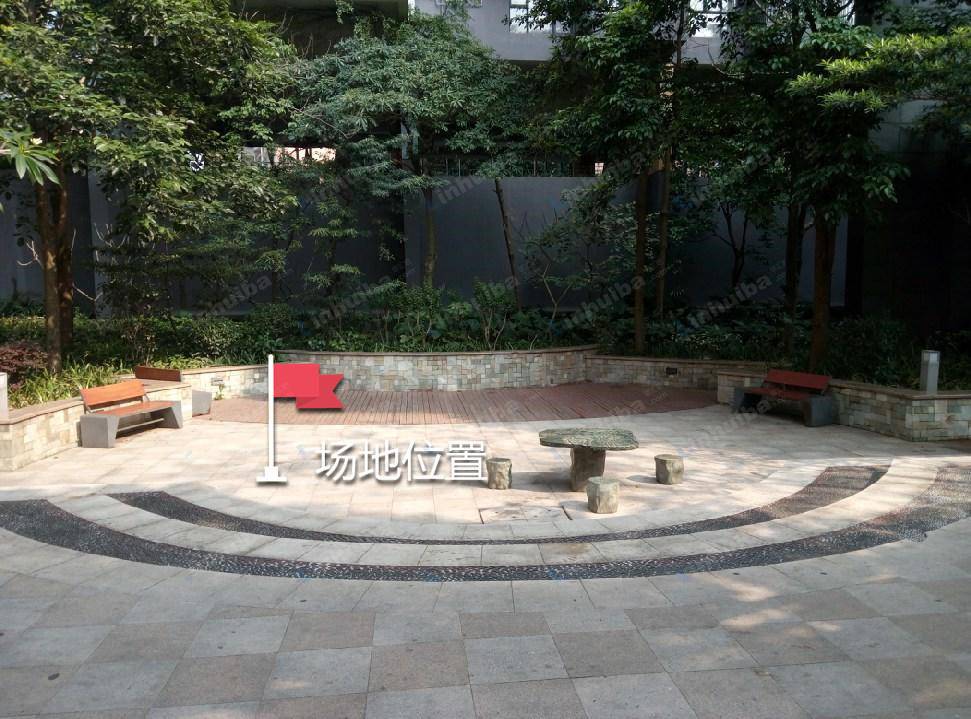 深圳花样年花乡家园 - 小区中央位置的园台上