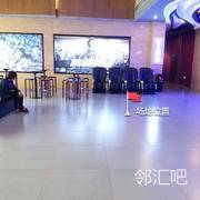 休息区旁空旷地靠近凳子处