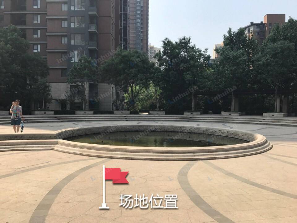 北京华侨城 - 中央广场花坛前