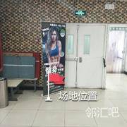 美食城安全门靠近消防器材