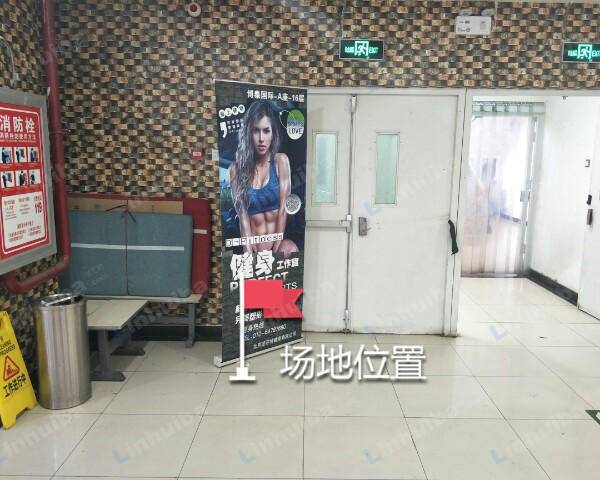 北京芳宇满溢美食广场博泰国际南湖东园店 - 美食城安全门靠近消防器材