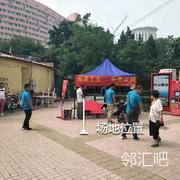 南门西侧敞篷位置