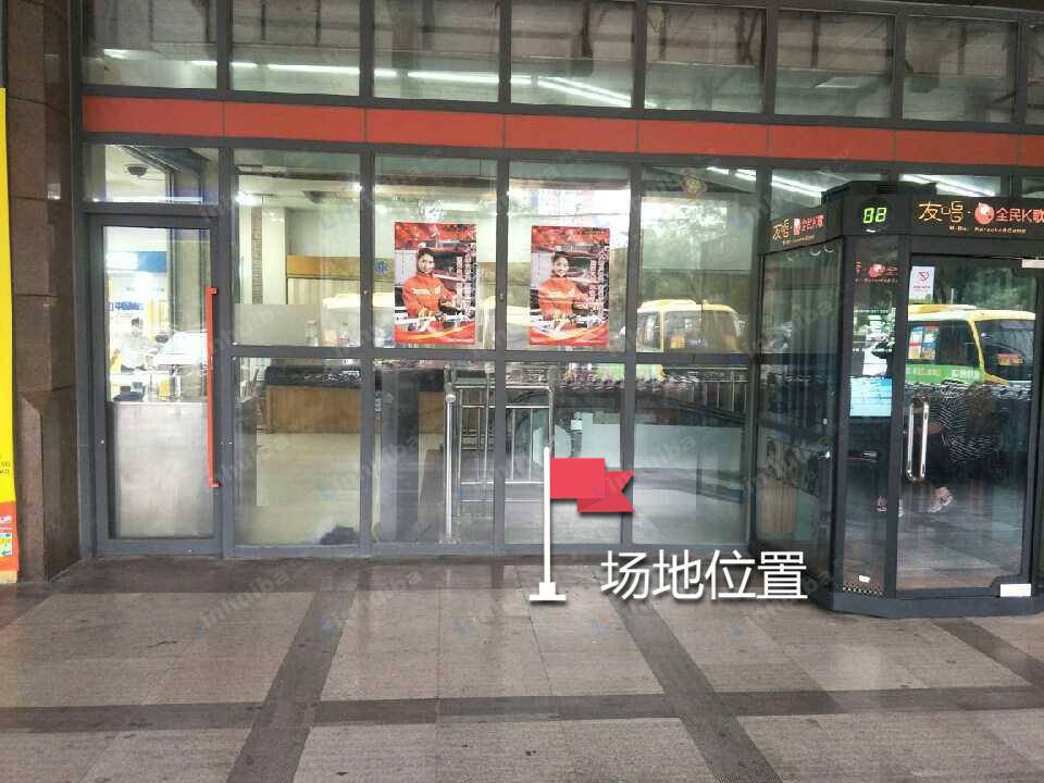 北京家乐福健翔桥店 - 室外出入口