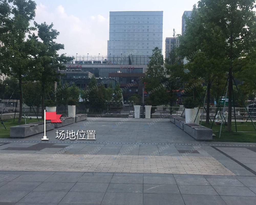 宁波文化广场 - 宁波文化广场万人广场前花坛边区域