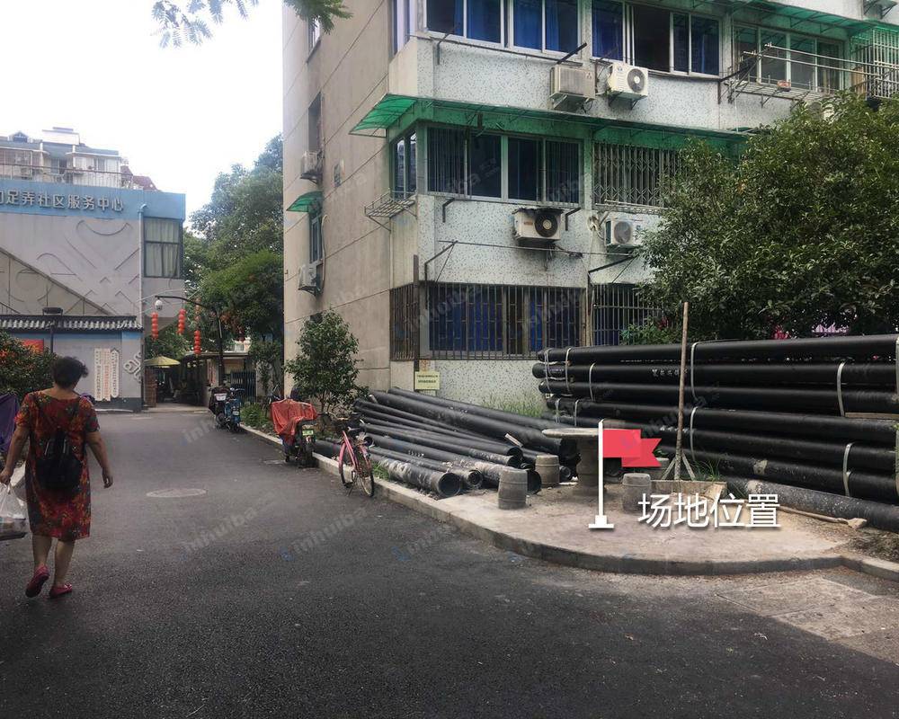 知足弄社区 - 北门入口石凳处