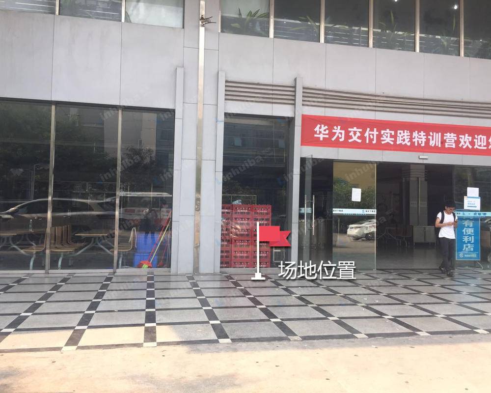 新天下工业城 - 一号厂房门口