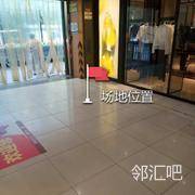 东门边扶梯口